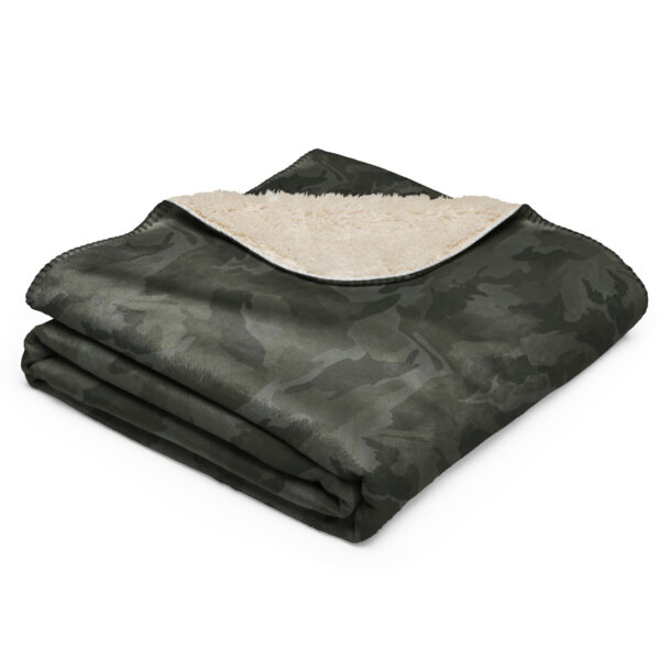 Forest Finds Camo Sherpa Blanket - Image 2